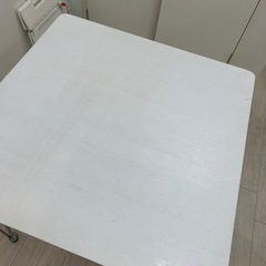 白テーブルの画像