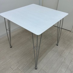 白テーブルの画像