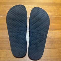 adidas サンダルの画像
