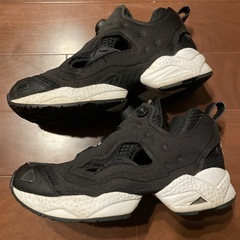 Reebok Instapump Furyのブラックスニーカーの画像