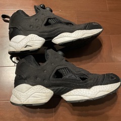 Reebok Instapump Furyのブラックスニーカーの画像