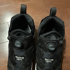 Reebok Instapump Furyのブラックスニーカーの画像