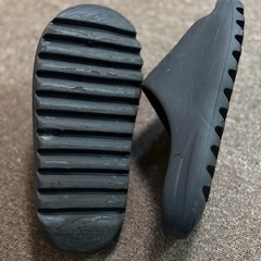 YEEZY サンダルの画像