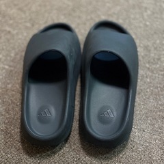 YEEZY サンダルの画像
