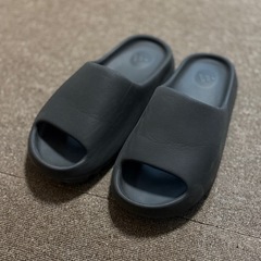 YEEZY サンダルの画像