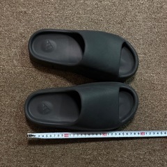 YEEZY サンダルの画像
