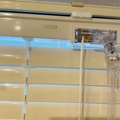 【美品】TOSO ブラインド 幅144cm　アルミ製 白 遮熱 遮光 出窓 ひよけ日除けの画像