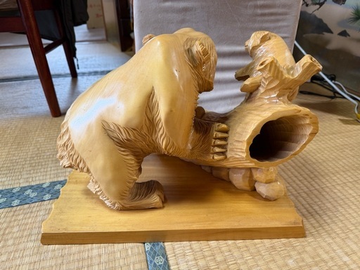 クマと子クマの木彫り彫刻