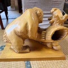 クマと子クマの木彫り彫刻の画像