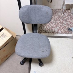 座椅子とパソコンちぇあチェアの画像