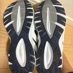 ランニングシューズ 26.5cm ネイビー ホワイト メッシュ素材の画像