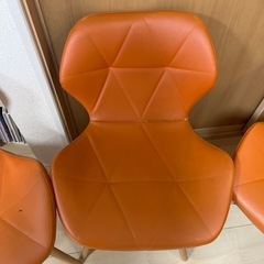 オレンジの椅子4点セットの画像