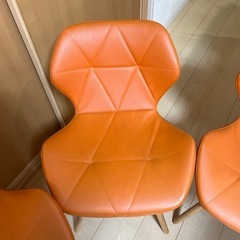オレンジの椅子4点セットの画像