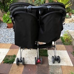 双子ベビーカーの画像