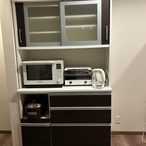 ブラウンのキッチンボード 高さ198cm 横117cm 幅48.5cm