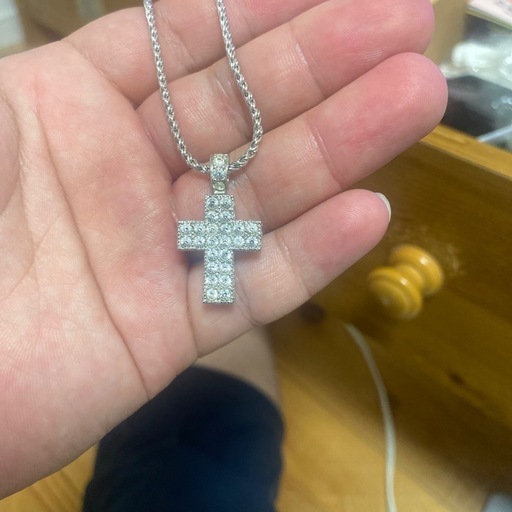 スワロフスキーのクロスのネックレス！