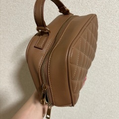 ブラウン キルティングハンドバッグの画像