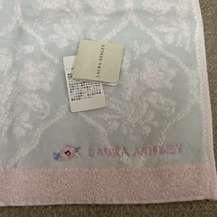新品タグ付き未使用♡LAURA ASHLEYのハンドタオルです☺️の画像
