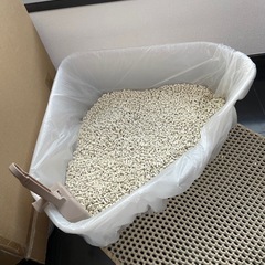 ライオン商事 コンパクトコーナー猫トイレ　+　90Lゴミ袋8枚の画像