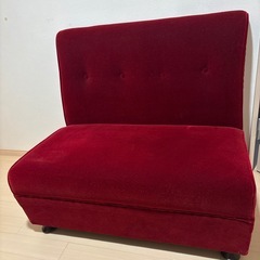 2人がけ用の赤いソファー　