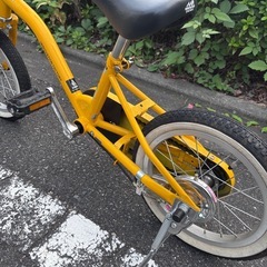 幼児用自転車、補助輪付きの画像