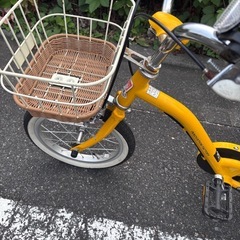 幼児用自転車、補助輪付きの画像