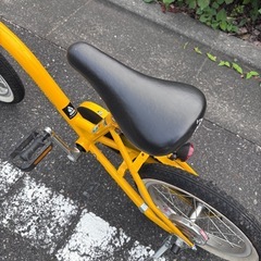 幼児用自転車、補助輪付きの画像