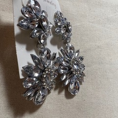 新品　パーティーピアス　大ぶり　豪華　定価2500円の画像