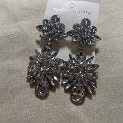 新品　パーティーピアス　大ぶり　豪華　定価2500円の画像