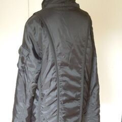 GLAD NEWS 艶生地の中綿入り黒ジャケットの画像