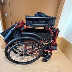レッドのカッコイイ車椅子の画像