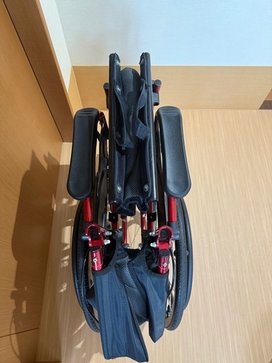 レッドのカッコイイ車椅子