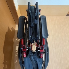 レッドのカッコイイ車椅子の画像