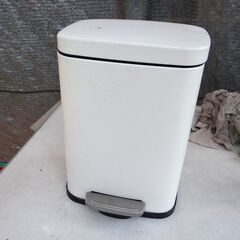ペダル式ゴミ箱 白の画像