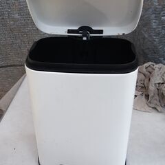ペダル式ゴミ箱 白の画像