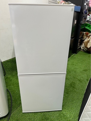 ニトリ 冷蔵庫 NTR-106WH 2022年製  ニトリの一人暮らしの小さめ冷蔵庫です。 動作ok簡易清掃済み スペックは画像に記載。 大きな傷汚れなく、使用感も少なめです。  本体、取扱説明書、氷皿(未使用)