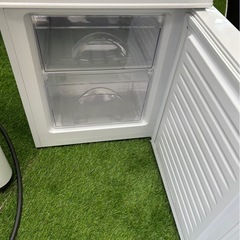 ニトリ 冷蔵庫 NTR-106WH 2022年製  ニトリの一人暮らしの小さめ冷蔵庫です。 動作ok簡易清掃済み スペックは画像に記載。 大きな傷汚れなく、使用感も少なめです。  本体、取扱説明書、氷皿(未使用)の画像