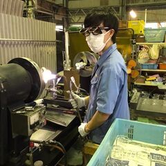 【日勤×土日祝休み☆】唯一無二のガラス製造に携われる◎大手企業や大学との取引多数あり◎男女活躍中◎未経験スタートOK◎定時退社が当たり前◎髪色髪型自由◎月給21.5万円以上◎賞与年2回＆決算賞与あり◎の画像