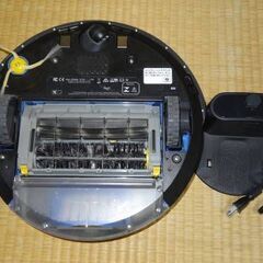 留守の間に掃除をするルンバの画像