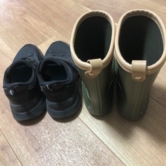 運動靴と長靴の画像