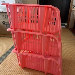 【受付終了】重ねられるピンクのカゴ3つ！の画像