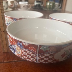 3段蓋付き食器の画像