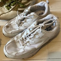 人気ブランドDragon Beardのスニーカー２足とNEVSURFのホワイトスニーカーの画像