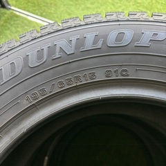 DUNLOP WINTER MAXX WM02 195/65R15 15インチ スタッドレス 4本 24年製 バリ溝 プリウス カローラツーリング ヴォクシー セレナ等の画像