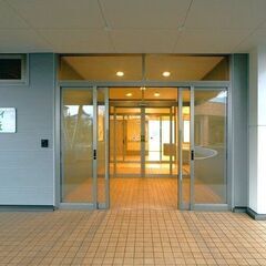 介護スタッフ／髪色自由！おしゃれOK！未経験OK！完全週休2日制！残業ほぼなし！の画像