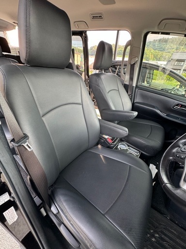 トヨタ　ヴォクシーZS煌2前期に使用　シートカバー、コンソールボックス、スタッドレスタイヤセット売り