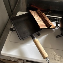 鉄のお鍋2種類。焦げ付かない鍋と言いながら焦げ付きますが、鉄鍋なので鍛えれば焦げ付かなくなると思います。の画像
