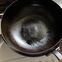 鉄のお鍋2種類。焦げ付かない鍋と言いながら焦げ付きますが、鉄鍋なので鍛えれば焦げ付かなくなると思います。の画像