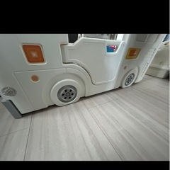 大型　遊具　バス　滑り台の画像