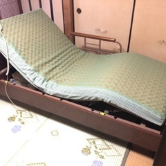 介護用電動ベッド　プラッツ製　リモコン操作・マットレス付きの画像
